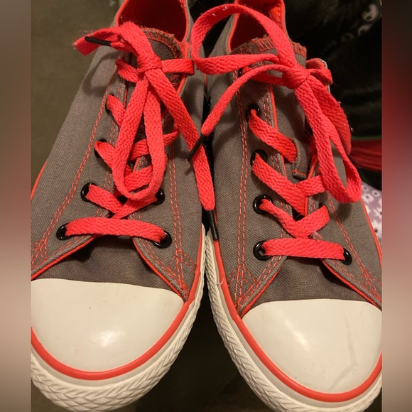 Converse Size 4 Grey and peach low tops with zebra tongue. Like new condition - Picture 3 of 6
